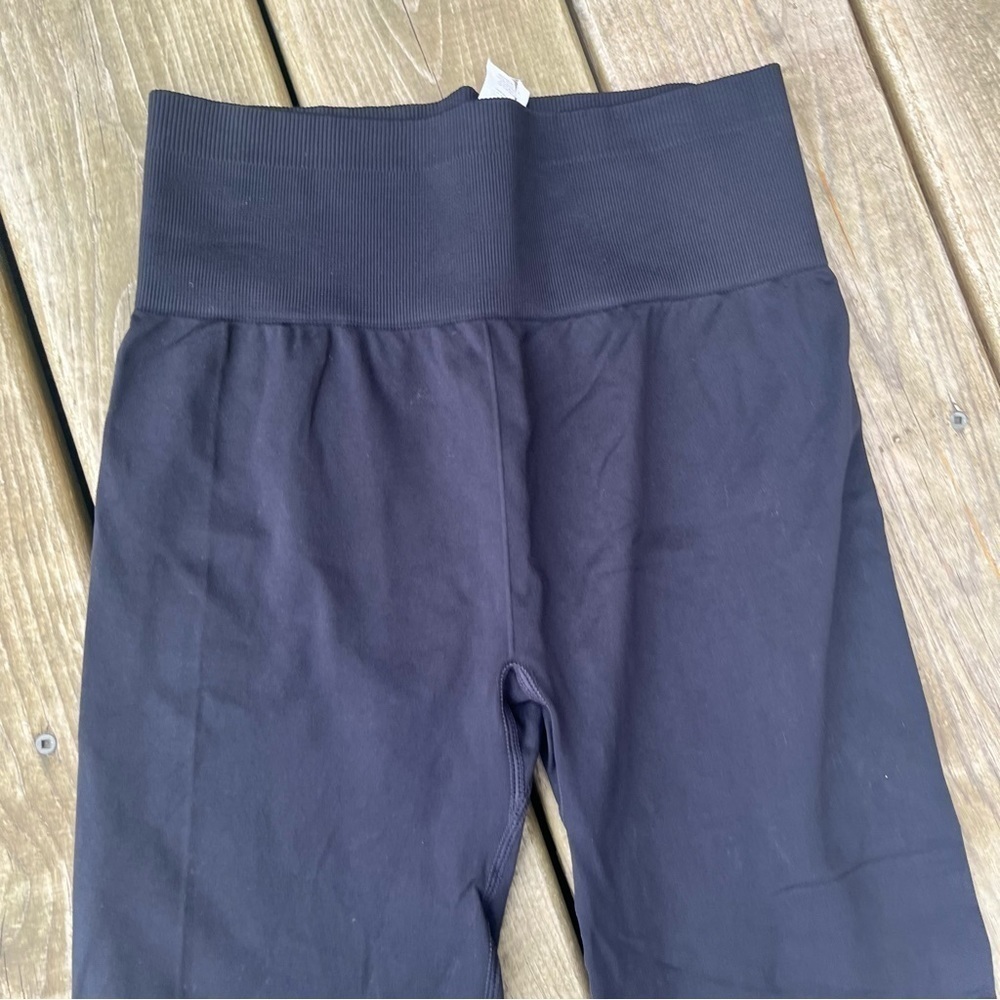 ** Fabletics High-Waisted Seamless Rib Ribbed Legging - Black Medium - Picture 5 of 8